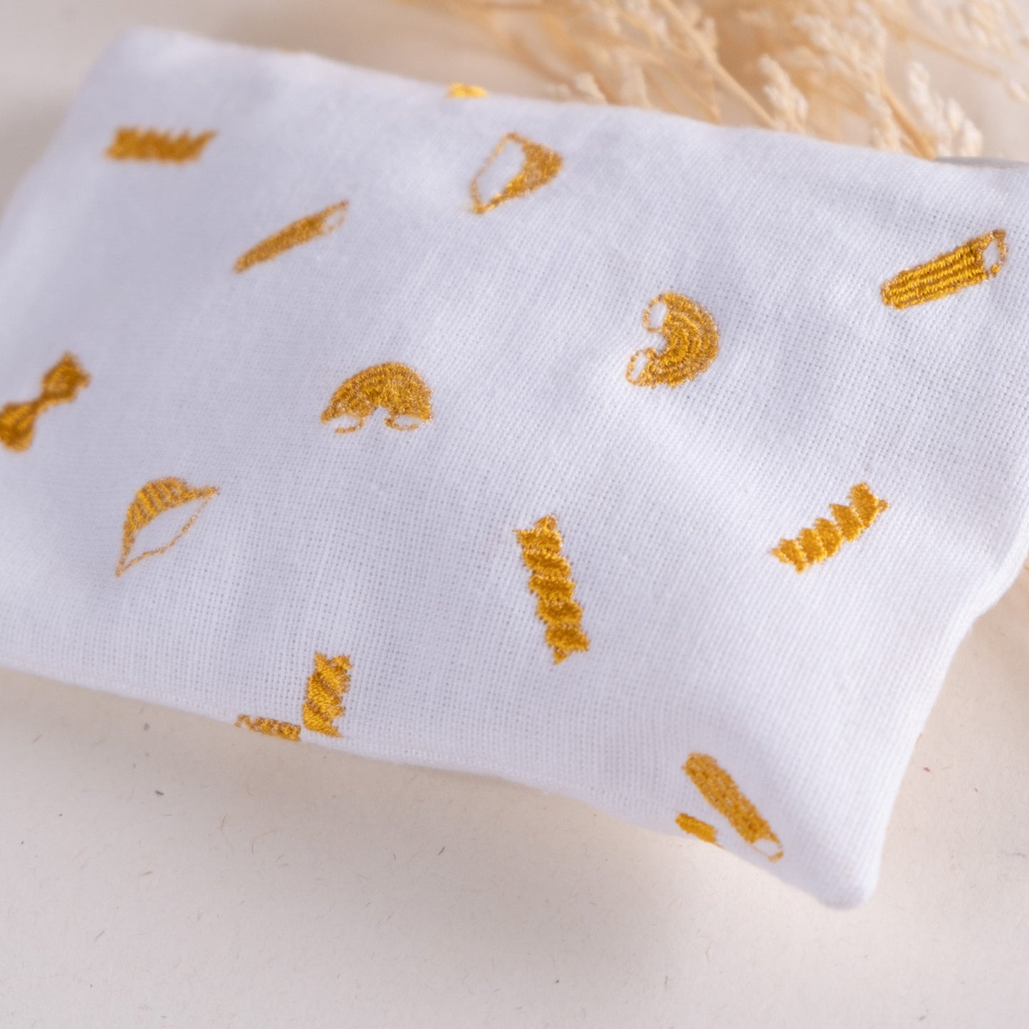 Torbica na zadrgo z izvezenimi makaroni