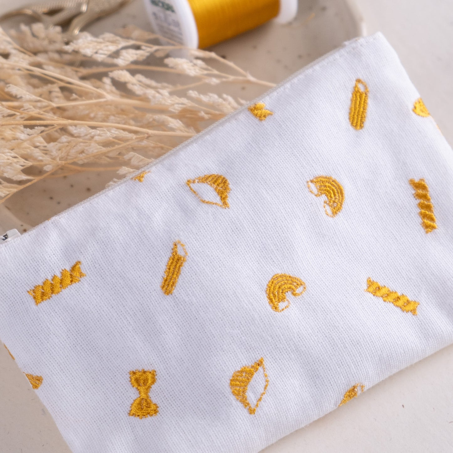 Torbica na zadrgo z izvezenimi makaroni