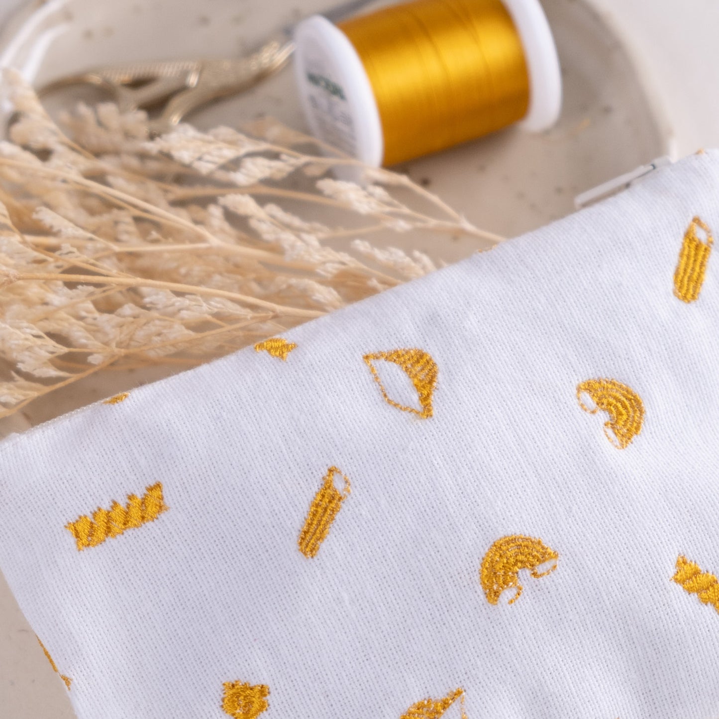 Torbica na zadrgo z izvezenimi makaroni