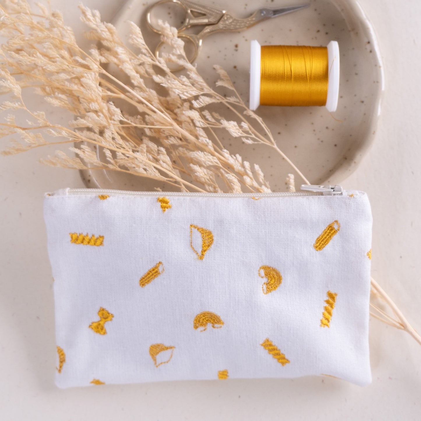 Torbica na zadrgo z izvezenimi makaroni