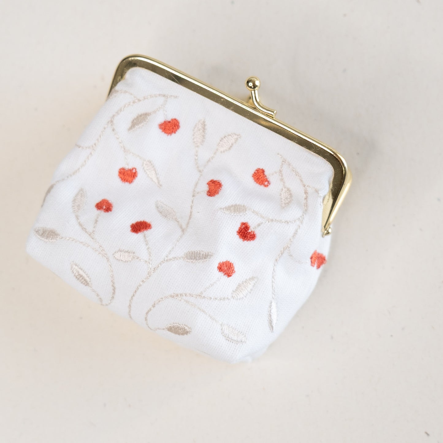 Torbica z izvezenim motivom taščice