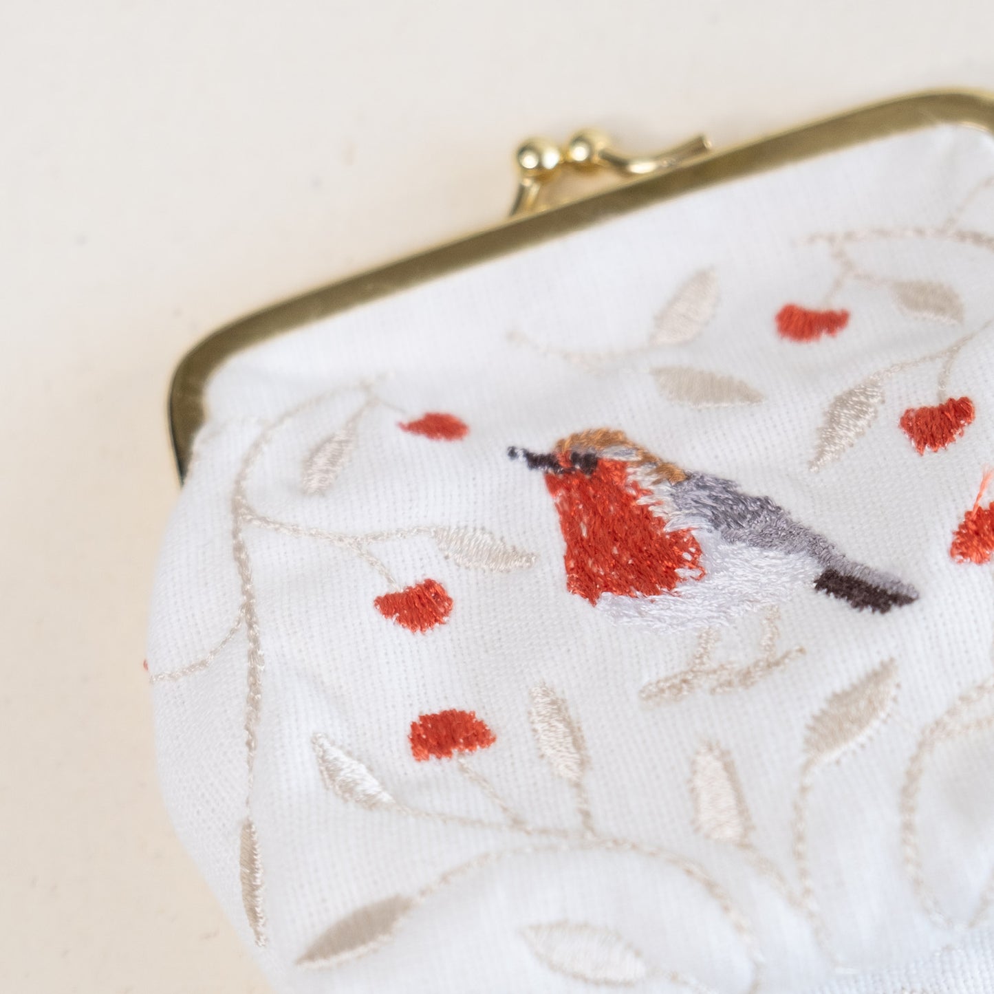 Torbica z izvezenim motivom taščice